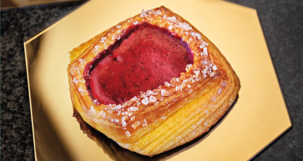 Dolce danese con ripieno di frutti di bosco e zucchero. Pasticceria sfoglia, dessert gustoso.