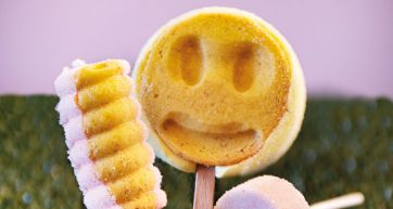 Dolcetti su stecco: torta smiley, mini plumcake glassato rosa. Idea regalo golosa per bambini.