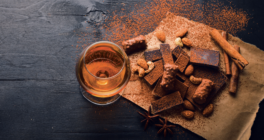 Brandy con cioccolato fondente, cannella e mandorle. Degustazione di liquori e dolci.