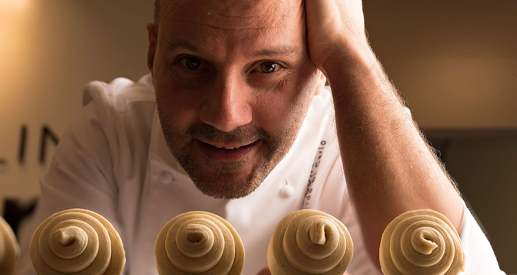 Chef Leonardo Di Carlo con dolci. Pasticceria artigianale italiana, alta cucina.