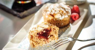 Muffin con mandorle e lamponi. Colazione dolce, dessert gustoso.