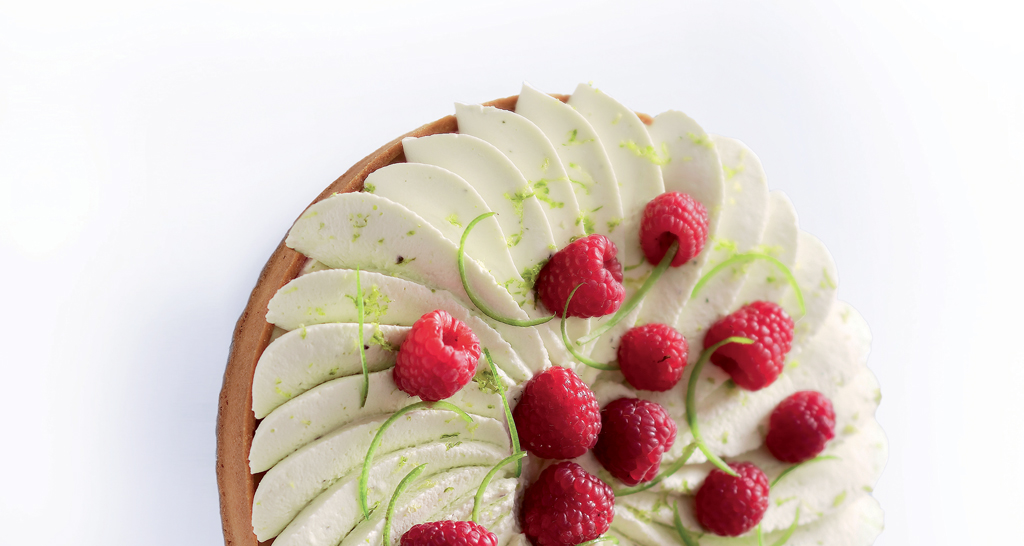 Torta Isabella con crema, lamponi freschi e lime. Dessert delizioso.