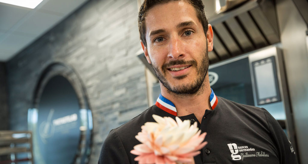 Chef Guillaume Mabilleau con fiore. Cucina francese, alta pasticceria, Noces Gourmandes.