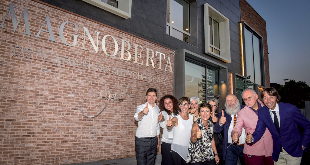 Famiglia Magnoberta davanti alla distilleria a Casale Monferrato. Produttori di grappa dal 1946.