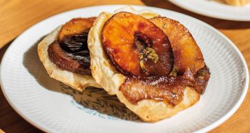 Due tarte tatin di mele su piatto. Deliziosa pasticceria francese, perfetta per la merenda.