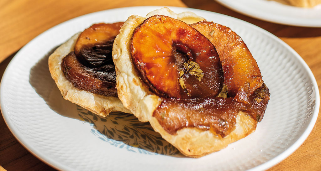 Due tarte tatin di mele su piatto. Deliziosa pasticceria francese, perfetta per la merenda.