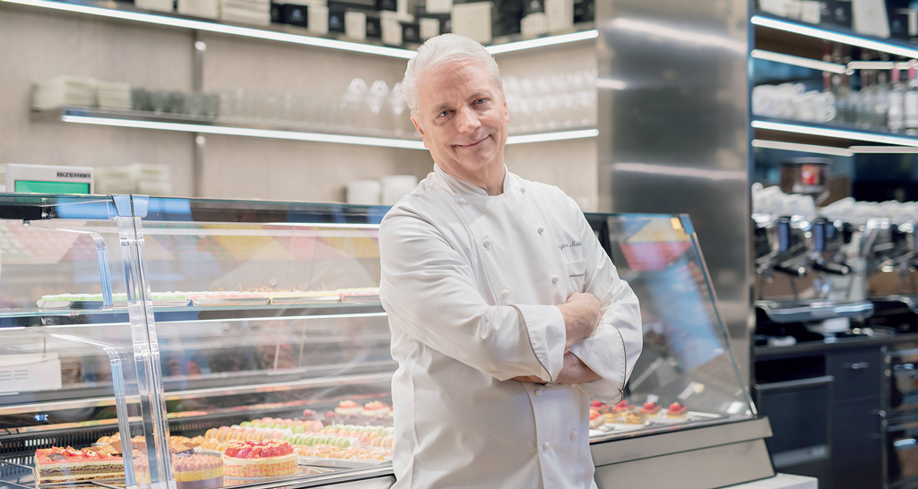 Iginio Massari, famoso pasticcere italiano, davanti alla sua pasticceria. Dolci e torte in vetrina.