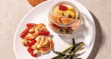 Piatto gourmet: salmone in vetro, pasta con pomodori e fagiolini. Ricetta sana e gustosa.