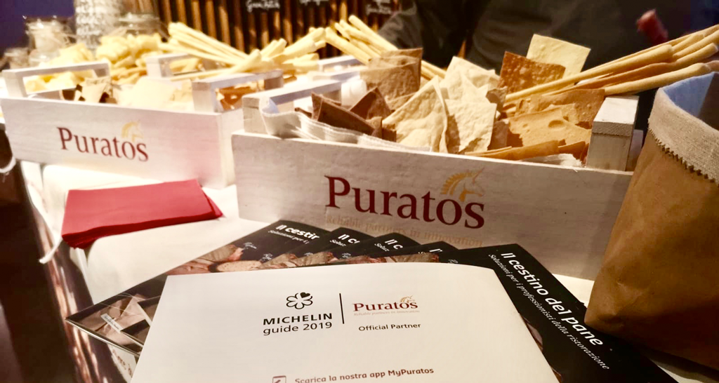 Puratos, partner Michelin. Grissini e pane artigianale in cesti di legno. Prodotti da forno di alta qualità.