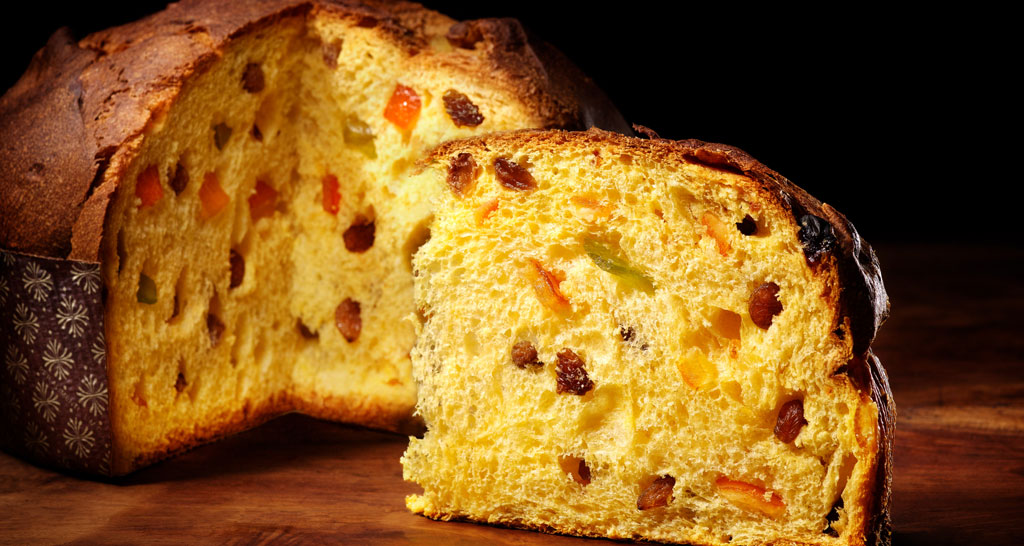 Primo piano di panettone artigianale con canditi e uvetta. Dolce tipico italiano.