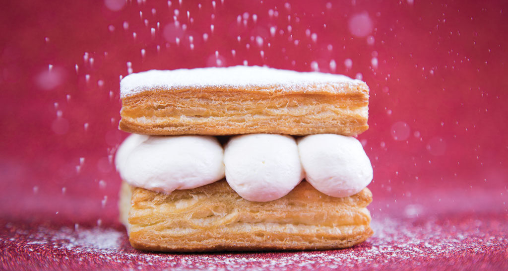 Dolce alla crema con pasta sfoglia. Dessert goloso con zucchero a velo, ideale per la colazione o la merenda.