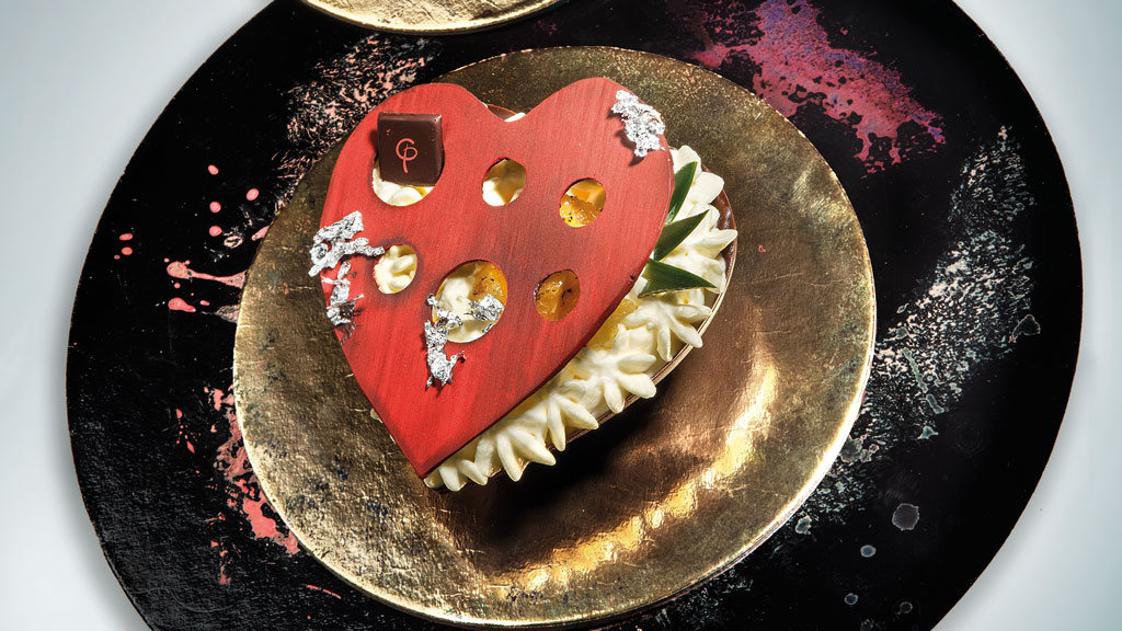 Dolce a cuore Soffio d'Oriente. Dessert elegante con decorazioni oro e argento. Pasticceria artigianale, idea regalo.