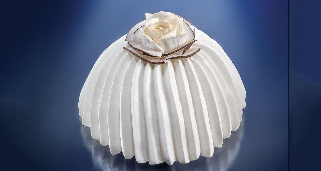 Dolce monoporzione bianca con rosa, decorazione elegante. Pasticceria creativa.