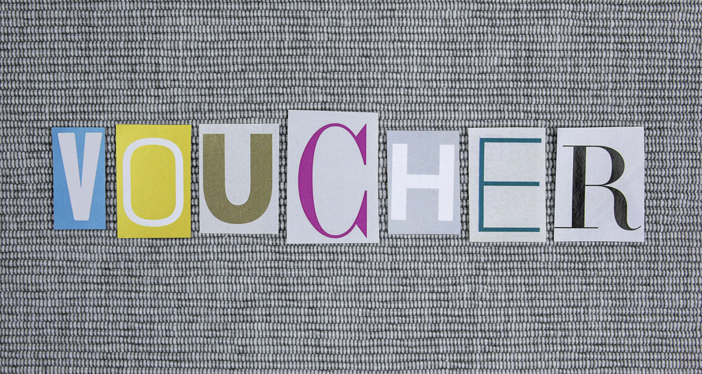 Voucher promozionale con lettere ritagliate. Buono regalo, sconto.