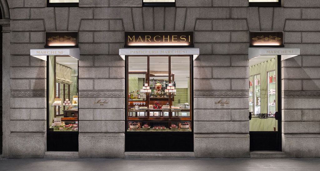 Vetrina Pasticceria Marchesi, Monte Napoleone. Dolci e decorazioni San Valentino in esposizione.