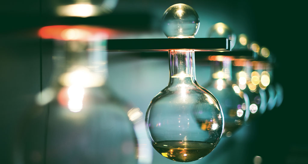 Lampade design. Lampada a sospensione con sfera di vetro. Illuminazione moderna e arredamento di interni.