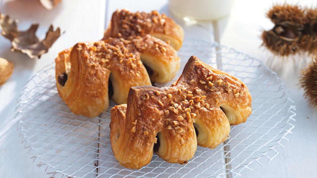 Dolci a forma di zampa con granella di nocciole. Pasticceria artigianale, colazione golosa.