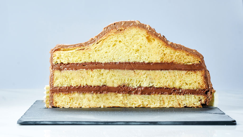 Fetta di colomba pasquale farcita al cioccolato. Dolce tradizionale italiano.