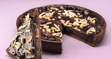 Torta Knam al cioccolato con mandorle. Pasticceria artigianale, dessert goloso.