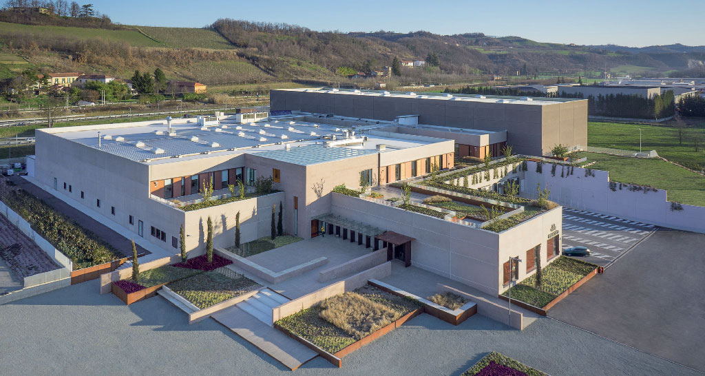 Architettura moderna Casa Optima. Design con verde pensile e paesaggio collinare.