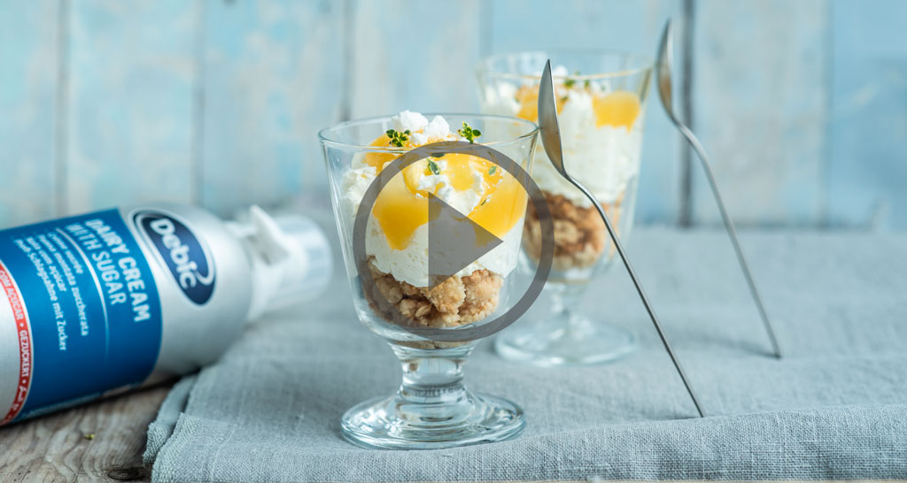 Dolce al limone in bicchiere con panna montata. Dessert fresco e goloso, ideale per l'estate. Ricetta facile e veloce.
