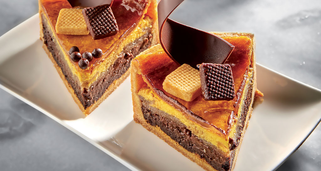 Fette di torta pere e cioccolato. Dessert goloso con wafer e decorazioni di cioccolato.