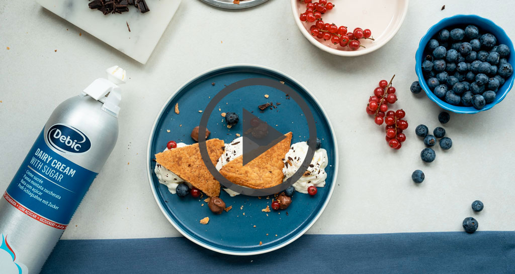 Millefoglie con panna, ribes e mirtilli. Dessert goloso con crema chantilly e frutta fresca. Ricetta facile.