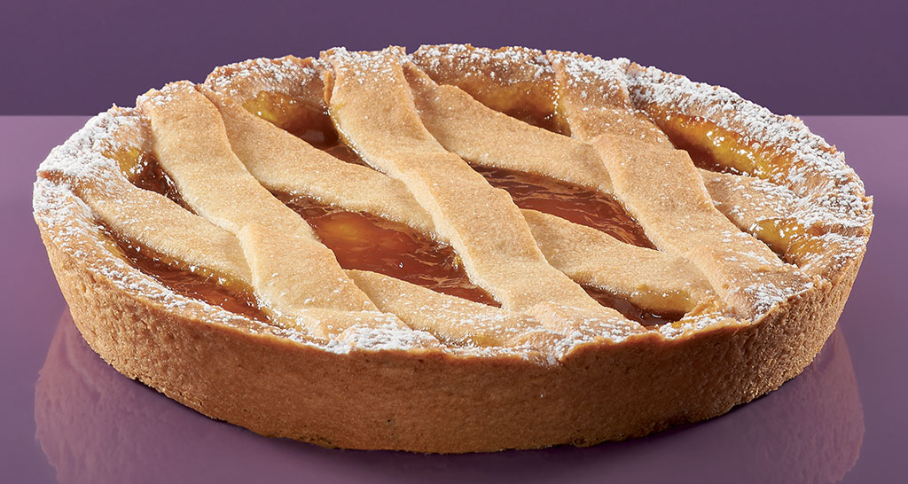 Crostata di marmellata fatta in casa. Dolce tradizionale italiano con pasta frolla e confettura.