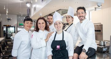 Team di chef sorridenti in cucina. Corsi di cucina iCook Academy con Cedric Grolet.