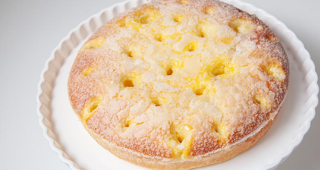 Brioche al burro di Cédric Grolet. Dolce lievitato con zucchero, soffice e dorata. Pasticceria francese.