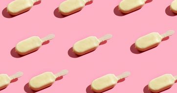 Gelati su stecco bianchi su sfondo rosa. Estate, dolce, fresco.