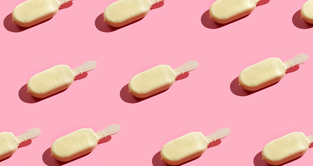 Gelati su stecco bianchi su sfondo rosa. Estate, dolce, fresco.