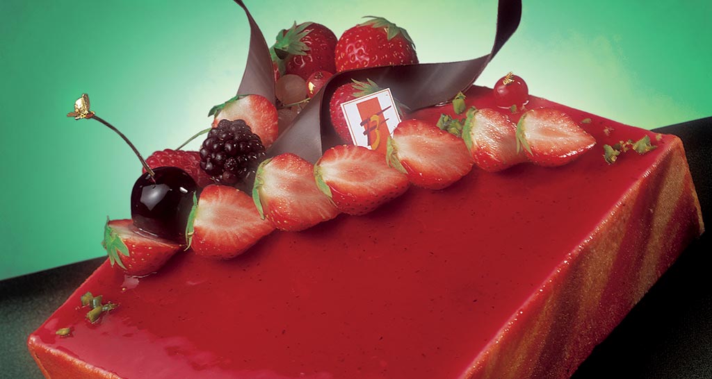 Torta Sottobosco con fragole fresche, more, lamponi e cioccolato. Dessert delizioso!