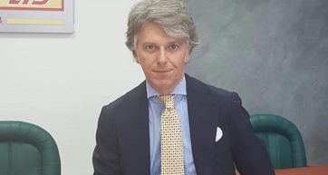 Ritratto del Presidente Italmopa. Uomo in giacca e cravatta, capelli grigi. Industria molitoria italiana.