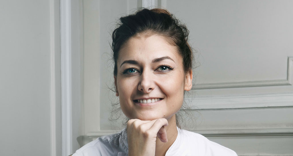 Ritratto di Jessica Préalpato, chef pasticcera francese stellata. Sorriso e sguardo diretto.