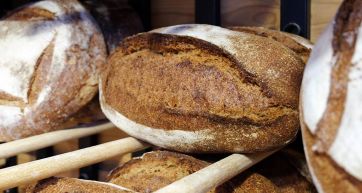 Pane Longoni artigianale. Crosta dorata e mollica soffice. Panificio italiano, lievito madre.