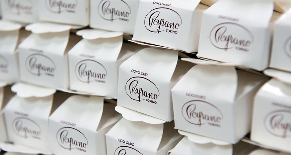 Scatole di cioccolatini Peyrano Torino impilate. Cioccolato artigianale.