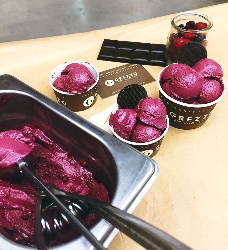 Gelato vegano Grezzo al cioccolato crudo con frutti di bosco e barretta di cioccolato.