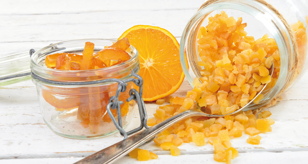 Arance candite in vasetti di vetro. Agrumi canditi fatti in casa.