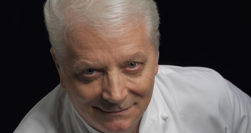 Iginio Massari, maestro pasticcere italiano. Ritratto primo piano, sfondo nero.