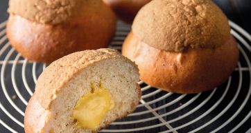 Veneziana farcita con crema pasticcera. Dolce tipico italiano su griglia. Pan brioche artigianale.