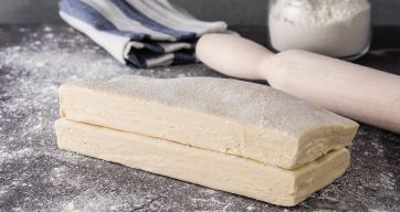 Pasta sfoglia fresca con farina, matterello e canovaccio. Ingredienti per ricetta, preparazione dolci e salati.