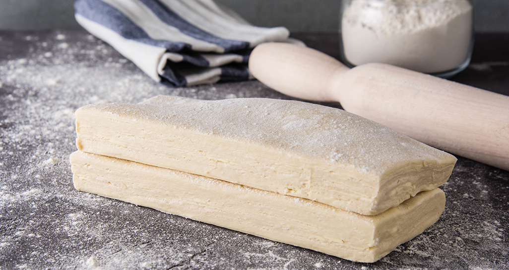Pasta sfoglia fresca con farina, matterello e canovaccio. Ingredienti per ricetta, preparazione dolci e salati.