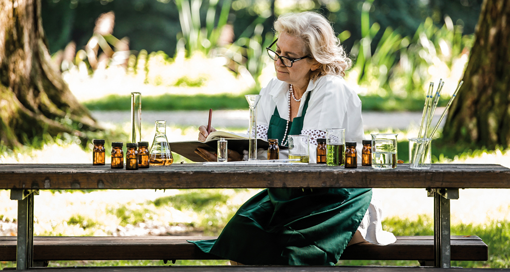 Antonella Bondi, profumiere, al lavoro. Flaconi di profumo, appunti, natura. Creazione fragranze artigianali.