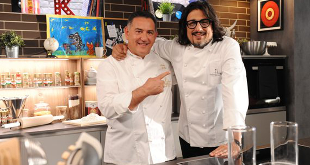 Chef Borghese e Sal De Riso sorridono in cucina. Alta cucina, pasticceria, chef stellati.