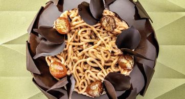 Piatto gourmet di pasta con castagne e cioccolato. Cucina creativa.