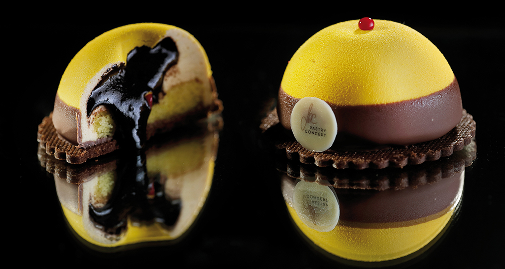 Dolce Di Carlo tagliato: giallo, cioccolato, glassa. Ricetta pasticceria creativa.
