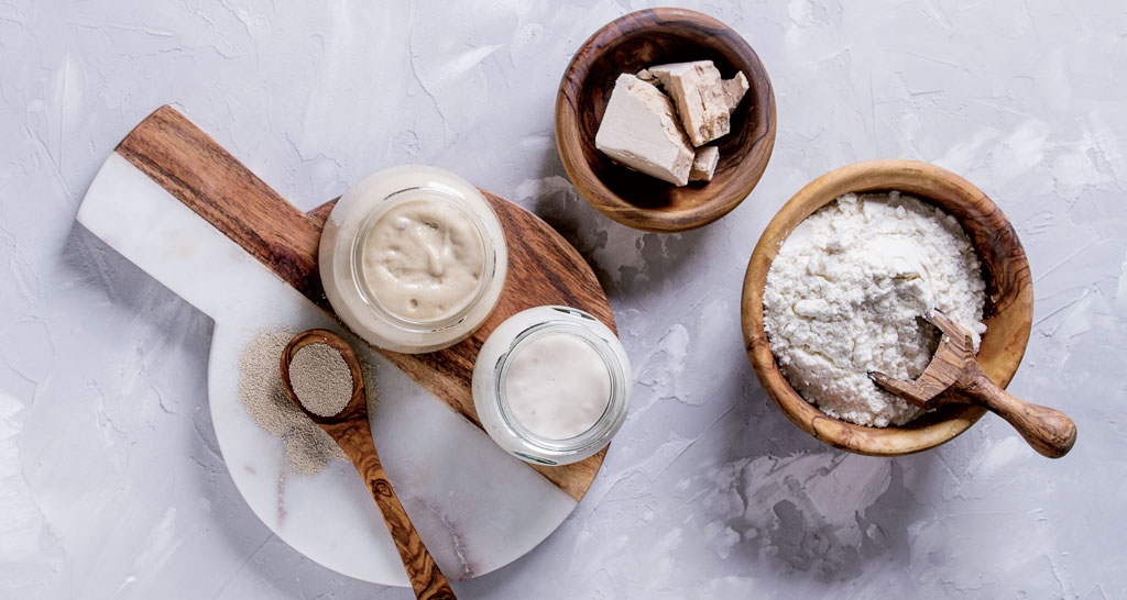 Lievito madre, lievito di birra, farina. Ingredienti per panificazione casalinga.