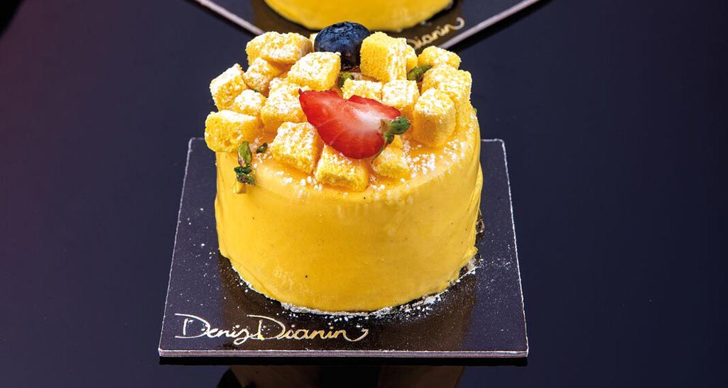 Torta mimosa monoporzione con fragola e mirtillo. Dolce artigianale, pasticceria creativa.