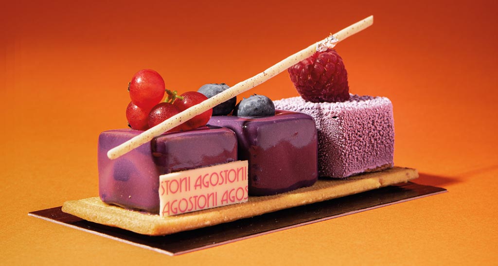 Dolce moderno con frutti di bosco. Pasticceria artigianale, dessert elegante.